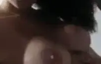 بوف handjob على الأريكة مع شاعر كبير