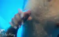 مراهقون في الحفلات القذرة يلعبون ألعابًا جريئة عن طريق الفم للحصول على جائزة نقدية