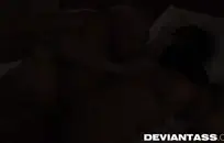 لا تستطيع جليسة perv الانتظار حتى تتاح لها الفرصة لرؤية العضو التناسلي النسوي الصغير وهو يرش على يدها بينما يمارس الجنس مع مؤخرتها الصغيرة ويمتص أثداءها.