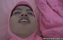 فتاة صغيرة مع لطيفة الحمار والجسم الملاعين لها خطوة أبي.