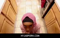 غنيمة كبيرة فتاة سوداء الملاعين الديك الأبيض الكبير مع قضيب جلدي.