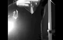 مداعبة فتاة مثيرة تحب الرومانسية، ولكن ليس بالضرورة علاقات أحادية أو ملتزمة.