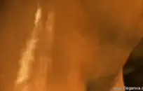 رجل منفرد في الحمام يظهر قضيبه المحلوق.