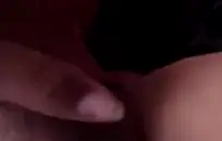 فتاة سمراء ضئيلة تقضي وقتًا رائعًا مع لعبتها.