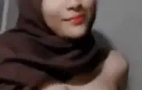 خنثى في اللباس الأسود والكعب لها اللعنة المكثفة والحسية.