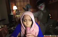 قرنية الشباب فتاة الأبنوس النافورات لأول مرة.