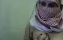 سميكة و مفلس جبهة مورو الإسلامية للتحرير يعطي footjob مذهلة لربيب