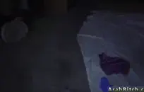 بالإصبع بينما صديقي في العمل.