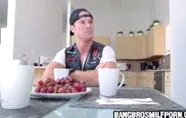 شاب امرأة سمراء في سن المراهقة يحب أن تمتص الديك.