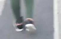 جنسي لاتينا في ملابس داخلية وردية وجوارب مثيرة.