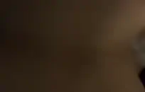 فتاة في سن المراهقة الساخنة يستمني في الحمام.