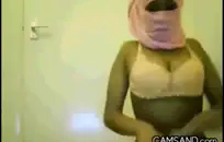 خنثي في ​​الملابس الداخلية والكعب العالي مع البظر الكبير.