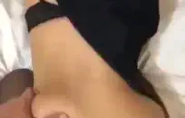 زوجان من الأولاد الصغار يمارس الجنس مع بعضهم البعض ويمتصون الديك.