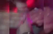 الشباب في سن المراهقة يعطي اللسان مثير.