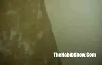 الشباب شقراء مع الأقواس تمتص الديك.