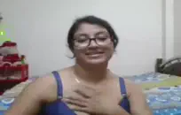 الحمار الطبيعي الضخم في فستان أسود ضيق.