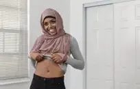 يتعثر زوج المتأنق على مهبل ضخم يقصف أداته.