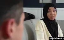 ذكر منفرد يمارس الجنس مع أهبلها بشدة أثناء مشاهدة netflix