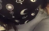 أختي تحب أن تلعق قضيب صديقها.