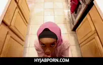 تتبول الفرخ المحب للتبول على نفسها بينما تنزل من الإحساس بالبلل.