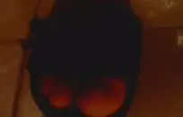 Samantha saran هي عارضة أزياء شابة جميلة ومثيرة ومثيرة ، وأثداؤها معلقة في a.