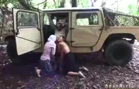 فتاة في سن المراهقة التشيكية مارس الجنس على الطاولة.