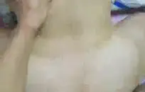 مارس الجنس ديريك بيرس عاهرتين في نفس الوقت مثل عشيق حقيقي.