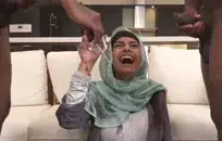 تم فرك بظر الفرخ حتى انفجرت بهزة الجماع.