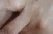 الجدة لديها بعض البطيخ الضخم، وهي تمسح أسفل العدادات