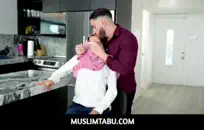 إنها في مؤخرتي ، إنها تمص قضيبي.