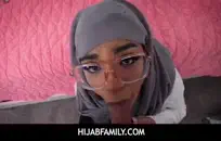 تحصل مارس الجنس خادمة مع أسلاك التوصيل المصنوعة في الحلق.