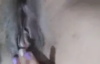 الفتاة السمين لطيف اللعب مع نفسها في حوض الاستحمام.