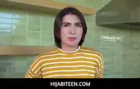 تظهر آنا بيل بيكس بوسها الوردي في الحمام بمفردها.