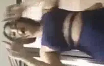 الرجل العجوز يقوم بعمل فرخ آسيوي شاب خلف الكواليس مع قضيبه المتجعد.