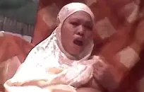 كلمات إباحية قذرة عزيزتي، عليك أن ترى هذه الفتاة الساخنة تمارس الجنس بنفسها أمام الكاميرا مع كسها البلاستيكي إنه مثير للغاية ومثير للشغب، أريد أن أشاهده فقط