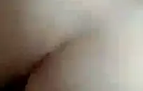 فتاة سميكة تستمني أمام التلفزيون أثناء مشاهدة الأفلام الإباحية.