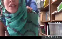 اثنان من الرجال يعظمون سوزو ويتركونها مبللة بالكريمة.