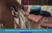 قطعة الحمار الساخنة لا تستطيع الاكتفاء من التحديق في قضيبي بينما تركبه مثل المهر.