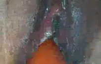 التبول على الأرض بينما سخيف مؤخرتي بمقبس.