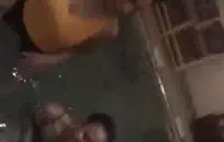 امرأة سمراء مفلس مع كبير الثدي جميلة في حوض الاستحمام.