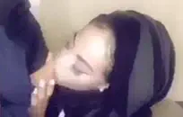 الشباب في سن المراهقة يحصل على نائب الرئيس مغطى في الحمام.