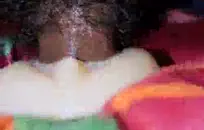 الشباب في سن المراهقة مع الثدي الطبيعية الكبيرة تمتص ويبتلع الديك ضخمة.