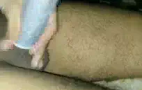 في سن المراهقة يلعب مع دسار في غرفة الفندق.