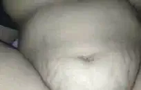 لقد مارست الجنس مع شقراء شابة واضطررت إلى التبول على الأرض ، لذا فقد ضغطت عليها.