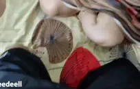 زوجة الأب تعلم ابنتها كيفية مص ديك كبيرة.