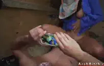 التبول في المرحاض. هي ضيقة جدا.